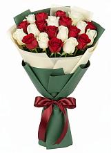Букет Микс из красных и белых роз в Здравнице