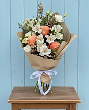 Букет цветов из:  Альстромерии, Лизиантусы, Розы и Хризантемы в Здравнице