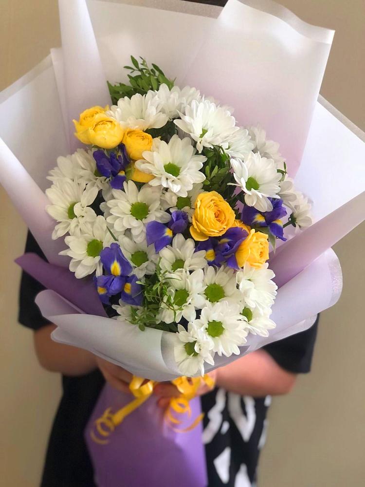 Букет цветов из: Ирисы, Хризантемы и Розы в Здравнице