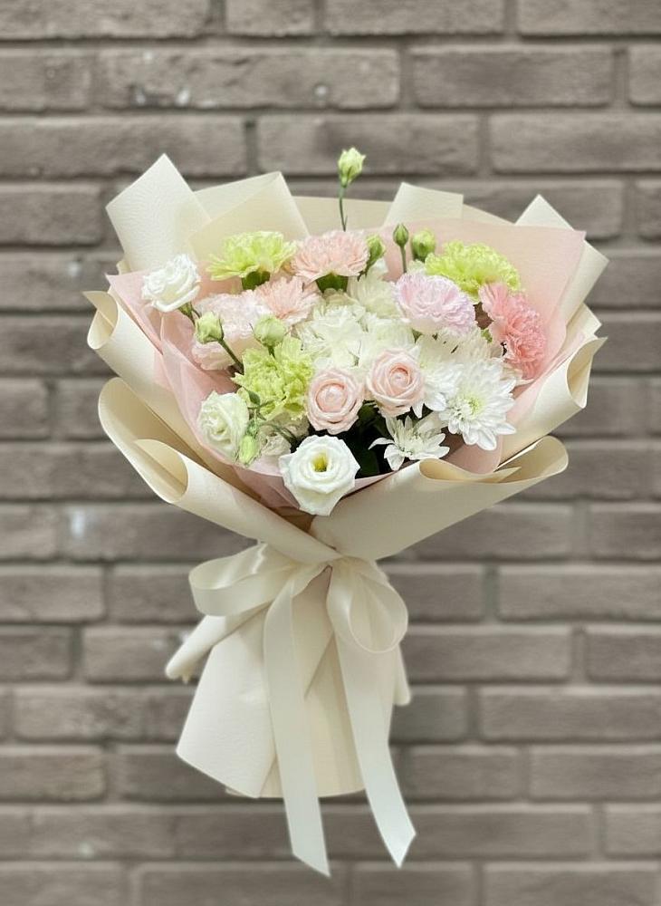 Букет цветов из: Гвоздики, Розы, Лизиантусы и Хризантемы в Здравнице