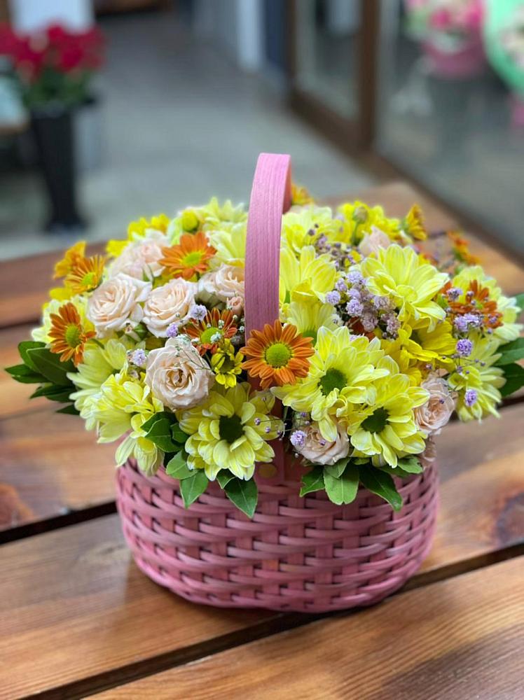 Цветочная композиция из Хризантемы и Розы в корзине в Здравнице