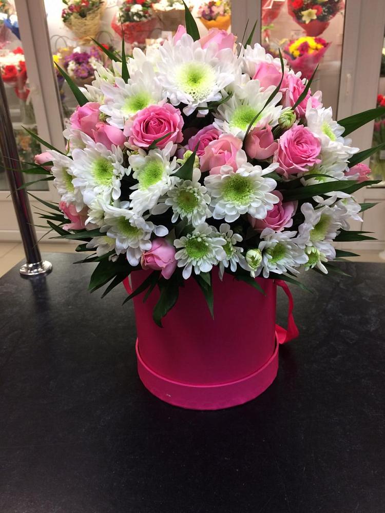 Цветочная композиция из Розы и Хризантемы в шляпной коробке в Здравнице