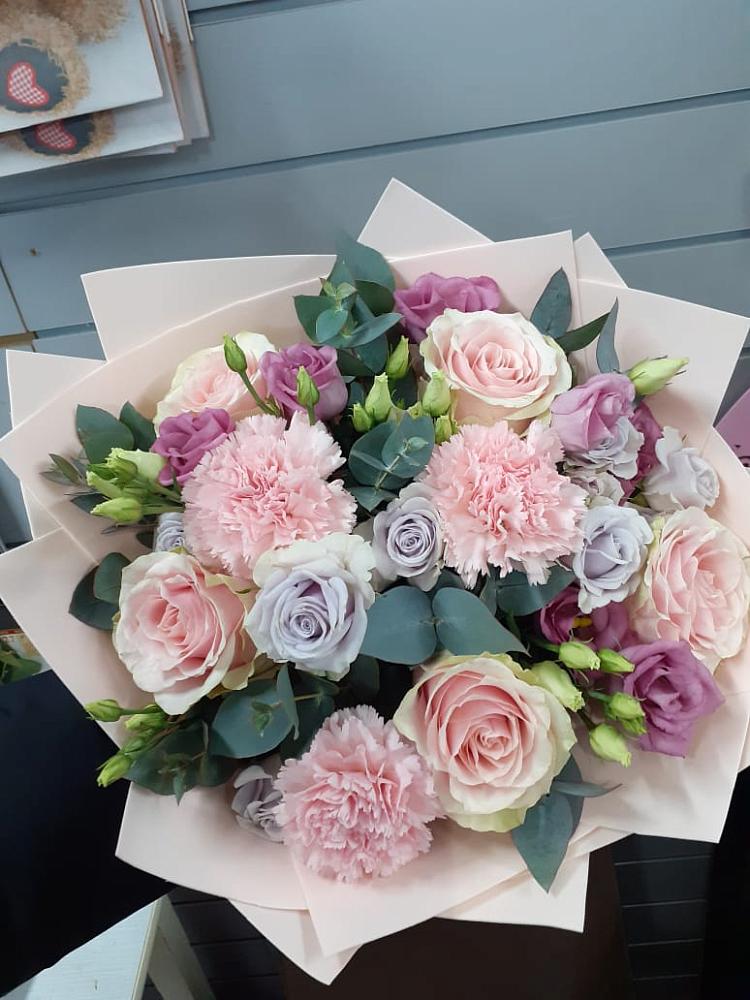 Букет цветов из: Розы, Гвоздики и Лизиантусы в Здравнице