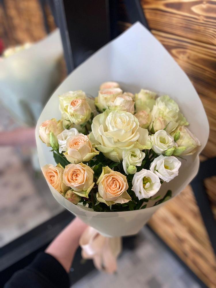 Букет цветов из: Розы и Лизиантусы в Здравнице